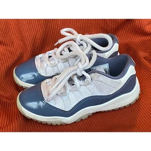 Jordan 11 Retro niedrige Turnschuhe weiß grau Kleinkind Schuhe Größe 12 Jugend Air Jordan - Bild 1 von 9