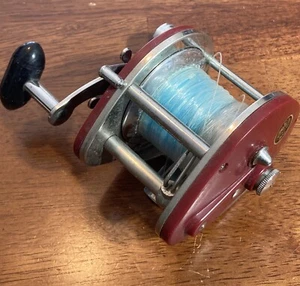 Carrete de pesca vintage K-MART Sportfisher Ocean Side 303 nivel viento granate - Imagen 1 de 7
