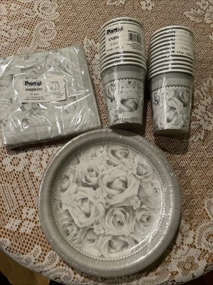 FIESTA Boda Tazas, Servilletas, Platos Rosas Grises y Blancas 24 Tazas 18 Platos 20 Servilletas Foto 1 de 4