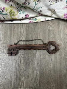 Porte-clés mural en forme de clé style ferme vintage en bois foncé - Photo 1/4
