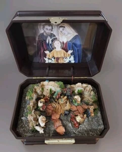 Frieden auf Erden Spieluhr Leuchtkrippe Truhe Spieluhr "Stille Nacht" - Bild 1 von 10