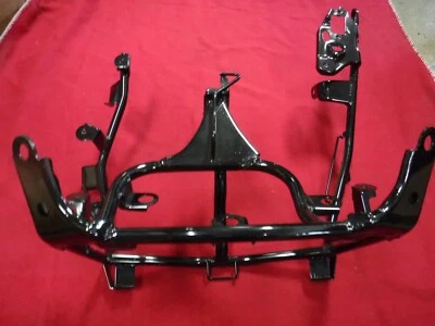 НОВЫЙ ИЗ СТАРЫХ ЗАПАСОВ OEM НОВЫЙ КРОНШТЕЙН ВЕРХНЕГО ОБТЕКАТЕЛЯ КАПОТА YAMAHA FZ750 FZ700 2KT-28356-00-00 - Изображение 1 из 4