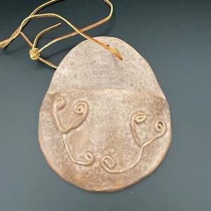 Bolsillo de pared colgante de cerámica de arte popular vintage - corazones remolinados y firmado - Imagen 1 de 8