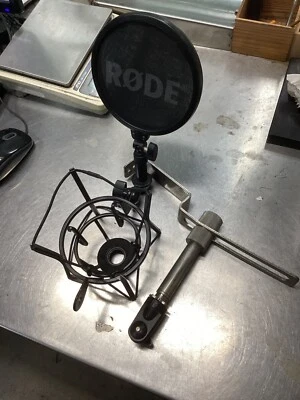 Rode Professional Microphone Suspension Shock Mount with Integrated Pop Filter - Image 1 of 3