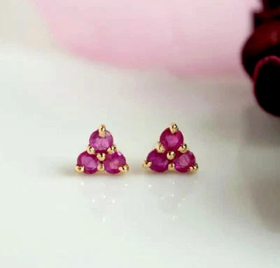 Aretes para mujer enchapados en oro amarillo de 14 quilates de corte redondo de 0,5 quilates con rubí rosa simulado Foto 1 de 3