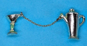 Broche de cadena de vidrio Martini y jarra de bebida vintage tono plateado prendedor de vajilla - Imagen 1 de 7