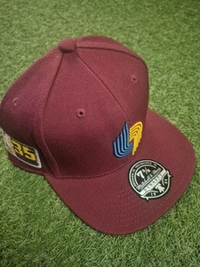 Cappello Mitchell & Ness Portland Trailblazers NBA Cardinal Fitted taglia 7 3/8 - Foto 1 di 7