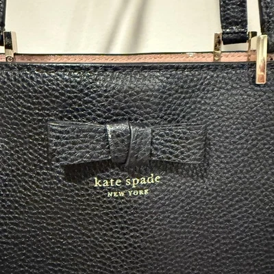 Bolsa satchel Kate Spade Gwyn Pershing Street couro pebbled preto arco - Imagem 1 de 2