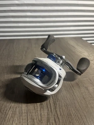 Used Bass Pro Shops Johnny  Morris Carbonlite 2.0Baitcast Reel - Image 1 of 3