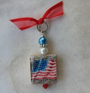 Amerikanische Flagge Anhänger Charm Charm für Halskette Vintage Altered Art Rot Weiß Blau  - Bild 1 von 1