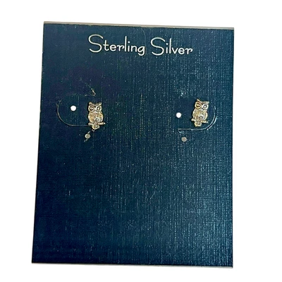 Aretes pequeños de plata de ley con poste de búho Foto 1 de 4