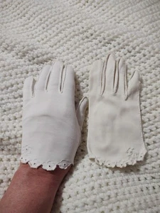 Vintage white cotton Ladies Gloves with Embroidered Flowers Bridal? Flower Girl  - Picture 1 of 7