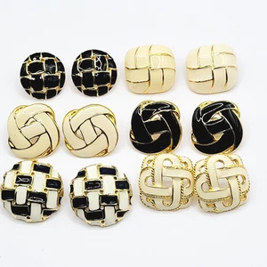 Seis Pares Pendientes Profesionales Esmalte y Metal Negro Blanco Vainilla Tono Oro - Imagen 1 de 23