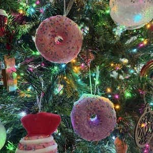 Weihnachtsdeko rosa lila hängende Donuts Glitzer Streusel x12 Set - Bild 1 von 3