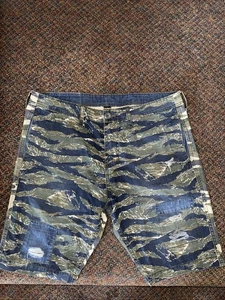 TRUE RELIGION MENS CAMO SIZE 34 SHORTS NWOT (B74) - Picture 1 of 8