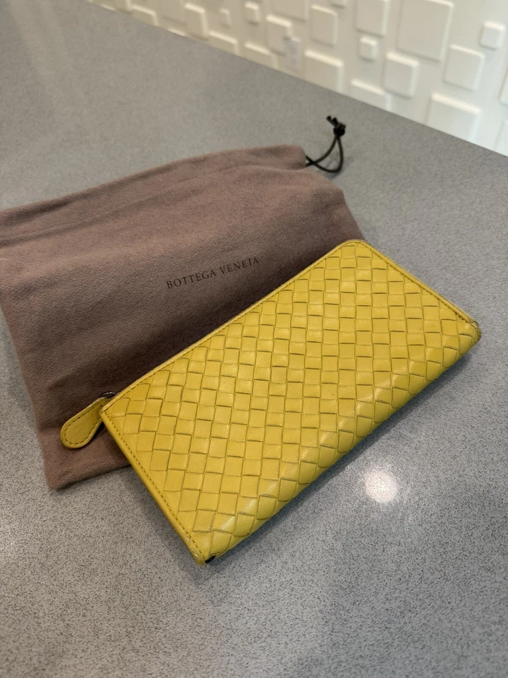 Auténtica billetera larga Bottega Veneta Intrecciato piel de cordero cremallera alrededor mostaza Foto 1 de 4