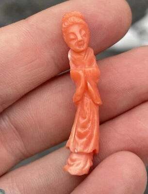 Figura antigua china tallada a mano de coral Guan Kwan Yin Guanyin de 1 5/8" RARA Foto 1 de 4