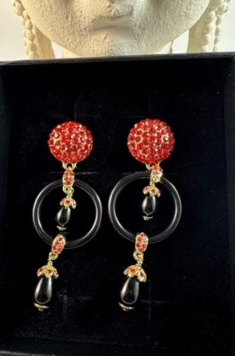 Pendientes colgantes de cristal con cuentas de resina "Triple amenaza" HEIDI DAUS ~ Espalda Omega ~ Rojo Foto 1 de 4