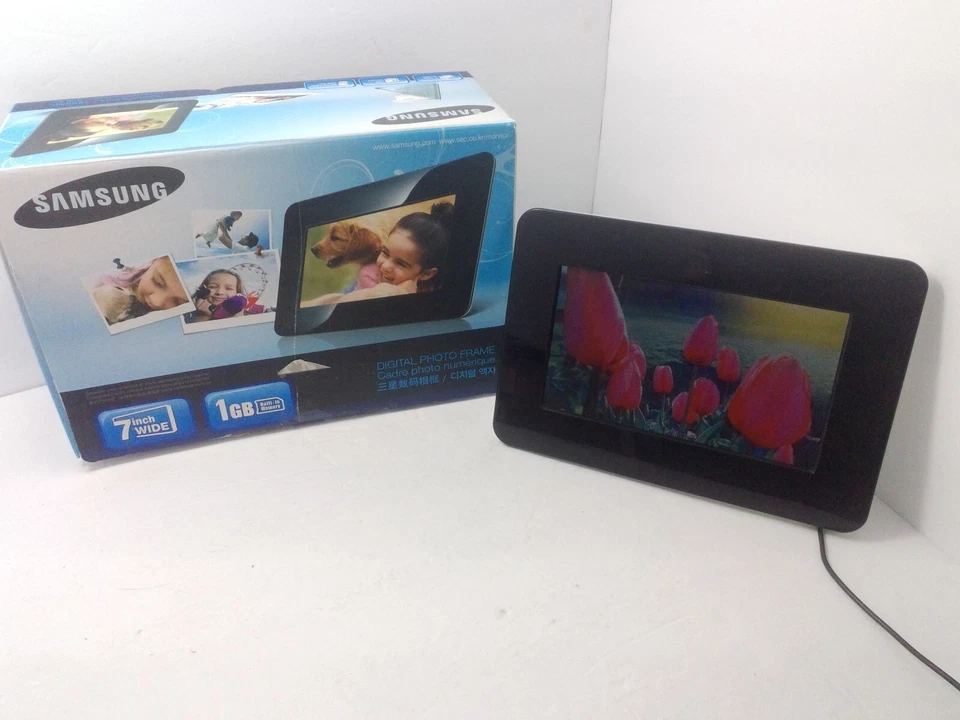 Samsung SPF-71ES Digital Photo Frame 7" inch Wide Black 1GB OF built in memory - Image 1 of 4