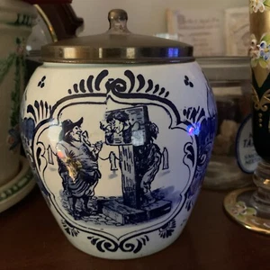 Tarro de tabaco vintage Delft azul holanda pintado a mano con tapa de metal y latón - Imagen 1 de 3