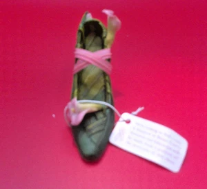 JUST THE RIGHT SHOE BY RAINE COLLECTIBLE SHOE FIGURINE - Picture 1 of 5