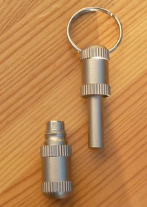 Tagliasigari Tenente Tenente Cigar Punch, Acciaio Inox con Anello Ciondolo - Foto 1 di 2
