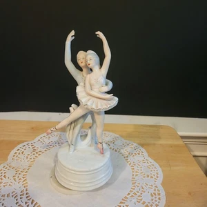 Estatuilla de música vintage de porcelana para bailarines de ballet pareja toca el lago de los cisnes por... - Imagen 1 de 11