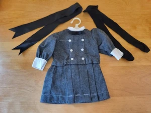 American Girl PC Samantha's Buster Marrón Conjunto Escolar Vestido con Cinta y Medias  - Imagen 1 de 4