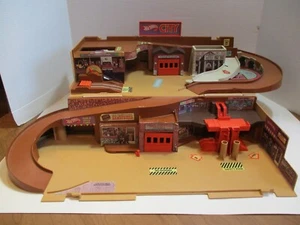 Vintage 1979 Hot Wheels Sto and Go City Play Set Service Center Missing pieces - Picture 1 of 24