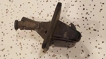 PESTILLO CAPÓ MERCEDES BENZ W114 W1115 240D 250 230 280 220  Foto 1 de 4