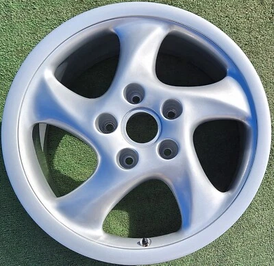 Rueda de radios huecos de fábrica Porsche 911 OEM Turbo Twist 18 trasera 99336214001 67228 Foto 1 de 4