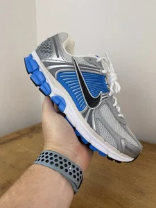 Nike Zoom Vomero 5 foto blu/grigio argento uomo FJ4151 100 UK 8 EU 42,5 nuove con scatola - Foto 1 di 11