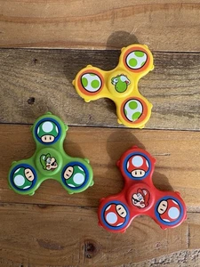 Super Mario Fidget Spinner Konvolut x3 Hasbro Mario, Luigi, Yoshi - Bild 1 von 5