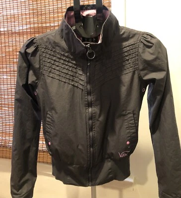 CHAQUETA FURGONETAS TALLA PEQUEÑA CREMALLERA 2 BOLSILLOS FORRO COLOR FUCSIA LOGO FURGONETAS LINDA Foto 1 de 4