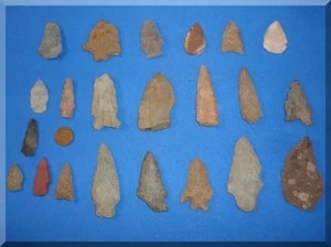 LOT OF 22 MIXED ARROWHEADS VARIETY OF SIZES SHAPES COMPOSITIONS BOY SCOUT ESTATE - Picture 1 of 3