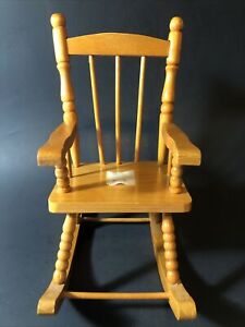 Fauteuil à bascule poupée vintage en bois 9 pouces dos broche design Berkeley - chaise seulement