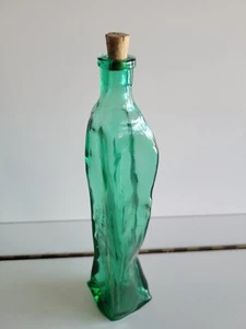 EMERALD GREEN GLASS BOTTLE HANDBLOWN AND PINCHED 10.25 INCHES HOLDS 8 OZS - Picture 1 of 7