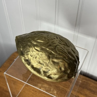 Cascanueces cascanueces vintage de latón macizo pesado en forma de nogal Foto 1 de 4