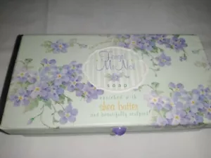 CAROL WILSON FINE ARTS SCATOLA DI (2) BARRETTE NON DIMENTICARE DI ME SAPONE LAVANDA BURRO DI KARITÈ - Foto 1 di 8