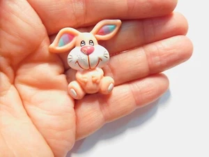 Lindo broche de Pascua de plástico rosa firmado Russ de colección - Imagen 1 de 4