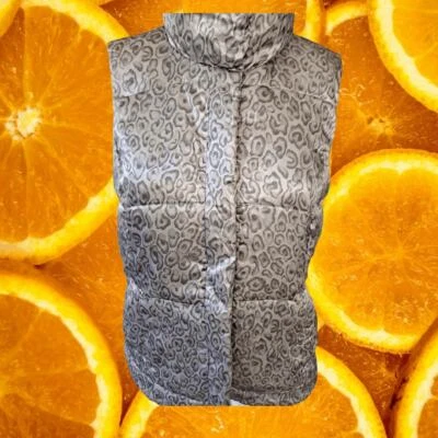 Chaleco acolchado Charter Club gris y blanco con estampado de leopardo talla mediana Foto 1 de 4