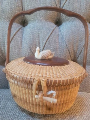 Корзина Нантакета ручной работы с подписью резного лебедя. Отличное состояние товара.  - Изображение 1 из 4