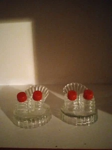 Set 3 pezzi in vetro vintage scuoti sale e pepe con cappuccio rosso in un Fantail Caddy - Foto 1 di 5