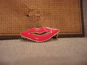 TEN79LA BOUTIQUE DESIGNER ROSA LIPPEN KUSS METALL ANSTECKNADEL BROSCHE - BRANDNEU - Bild 1 von 10