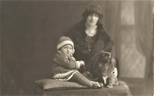 DAS GLÜCKLICHE TRIO: MUTTER, BABY UND EIN KLEINER HUND (RPPC) - Bild 1 von 3