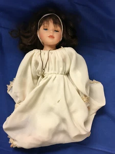 Doll Ceramic 14" Kneeling with White Dress & Crucifix Brown Hair Blue Eyes - Bild 1 von 3
