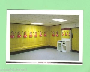 MAN U, OLD TRAFFORD SOCCER FOOTBALL POSTCARD - THE DRESSING ROOM - Picture 1 of 1
