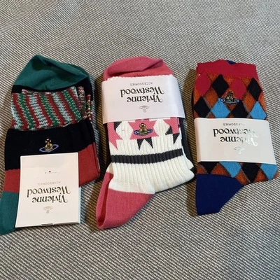 Nuevo juego de 3 calcetines Vivienne Westwood con logotipo con etiquetas originales sin usar Foto 1 de 4