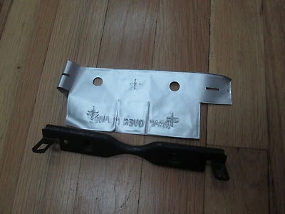 NOS 1985 - 1989 FORD ESCORT SUPORTE ISOLADOR DE PARA-CHOQUE E43Z-17C897-A - Imagem 1 de 2