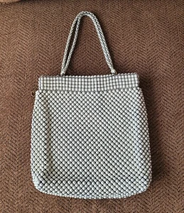 VTG WHITING & DAVIS CREAM 2 HANDLES ZIPPER CHAIN ENAMAL MESH EVENING BAG PURSE - Picture 1 of 9